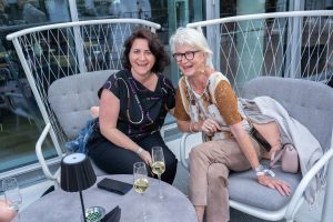 Im Rahmen eines Andaz Salons wurde beim ersten Event auf der neuen Terrasse Eugen21 im Hotel Andaz Vienna das erste Mode Wien Magazin ´69 people, 69 charakters, 69 styles´ präsentiert,
Wien, 20.7.2021,
-