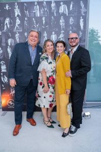 Im Rahmen eines Andaz Salons wurde beim ersten Event auf der neuen Terrasse Eugen21 im Hotel Andaz Vienna das erste Mode Wien Magazin ´69 people, 69 charakters, 69 styles´ präsentiert,
Wien, 20.7.2021,
-