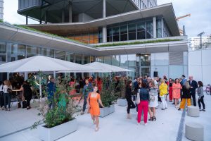 Im Rahmen eines Andaz Salons wurde beim ersten Event auf der neuen Terrasse Eugen21 im Hotel Andaz Vienna das erste Mode Wien Magazin ´69 people, 69 charakters, 69 styles´ präsentiert,
Wien, 20.7.2021,
- 
Event Cocktail Empfang, Sommerparty, auf Terrasse